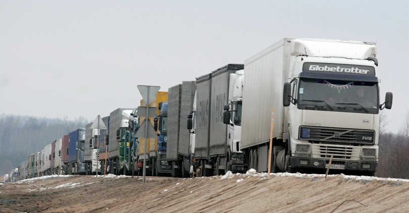 большегрузы на дороге в Казахстане